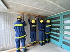 Aufbau einer lotrechten Abstützung mit Baustützen aus unserem GKW (Bild: Florian Fieke/THW Augsburg)