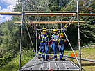 Beim Bau eines behelfsmäßigen Übergangs (Hängesteg) (Bild: Tim Siegel/THW Augsburg)