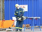 Umgang mit dem hydraulischen Rettungsgerät (Spreizer). (Bild: Dieter Seebach/THW Augsburg)
