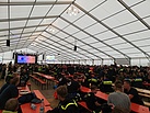 Das große Frühstücks- und Veranstaltungszelt mit 2.500 Plätzen (Bild THW Augsburg/Lena Seenach)