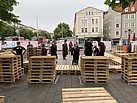 Aufbau des Stadtgartens gemeinsam mit den Freiwilligen Feuerwehren. (Bild: Michael Wetzel/THW Augsburg)