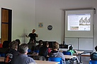 Begrüßung und Vortrag im Lehrsaal (Bild: Lena Seebach/THW Augsburg)