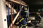 Abstützen der Tiefgaragendecke nach einem Fahrzeugbrand (Bild: THW Augsburg/Dieter Seebach)