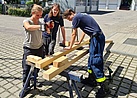 Katja beim Holzbearbeitungskurs. (Bild: Christian Wienold/THW)