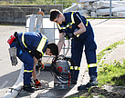 Vorbereiten der Pumpe (Bild: Dieter Seebach/THW Augsburg)