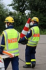 Auch die Verkehrsabsicherung gehört bei Einsätzen dazu, um das Fahrzeug sowie die Einsatzstelle zu sichern. (Bild: Dieter Seebach/THW-Jugend Augsburg)