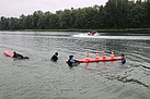 Danach ging es bestens gerüstet in den Kuhsee zum Bootfahren und Kennenlernen einiger Rettungsgeräte und -maßnahmen (Bild: Dieter Seebach/THW Augsburg)