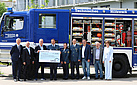THW-Helferverein Augsburg freut sich über die großzügige Spende der UKB (Personen im Bild siehe Bericht. Bild: THW-Helferverein Augsburg)