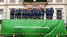 15 Heferinnen und Helfer bauten heute die Bühne für die Eröffnungsfeier auf dem Augsburger Rathausplatz auf. (Bild: Dieter Seebach/THW Augsburg)