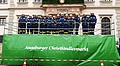 15 Heferinnen und Helfer bauten heute die Bühne für die Eröffnungsfeier auf dem Augsburger Rathausplatz auf. (Bild: Dieter Seebach/THW Augsburg)
