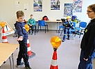 Wie mache ich eine Verkehrsabsicherung? Auch das lernen unsere Jüngsten schon. (Bild: Dieter Seebach/THW Augsburg)