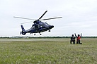 Einweisen eines Helikopters zur Aufnahme von Personen am Boden (Bild: Oliver Teynor/THW Augsburg)